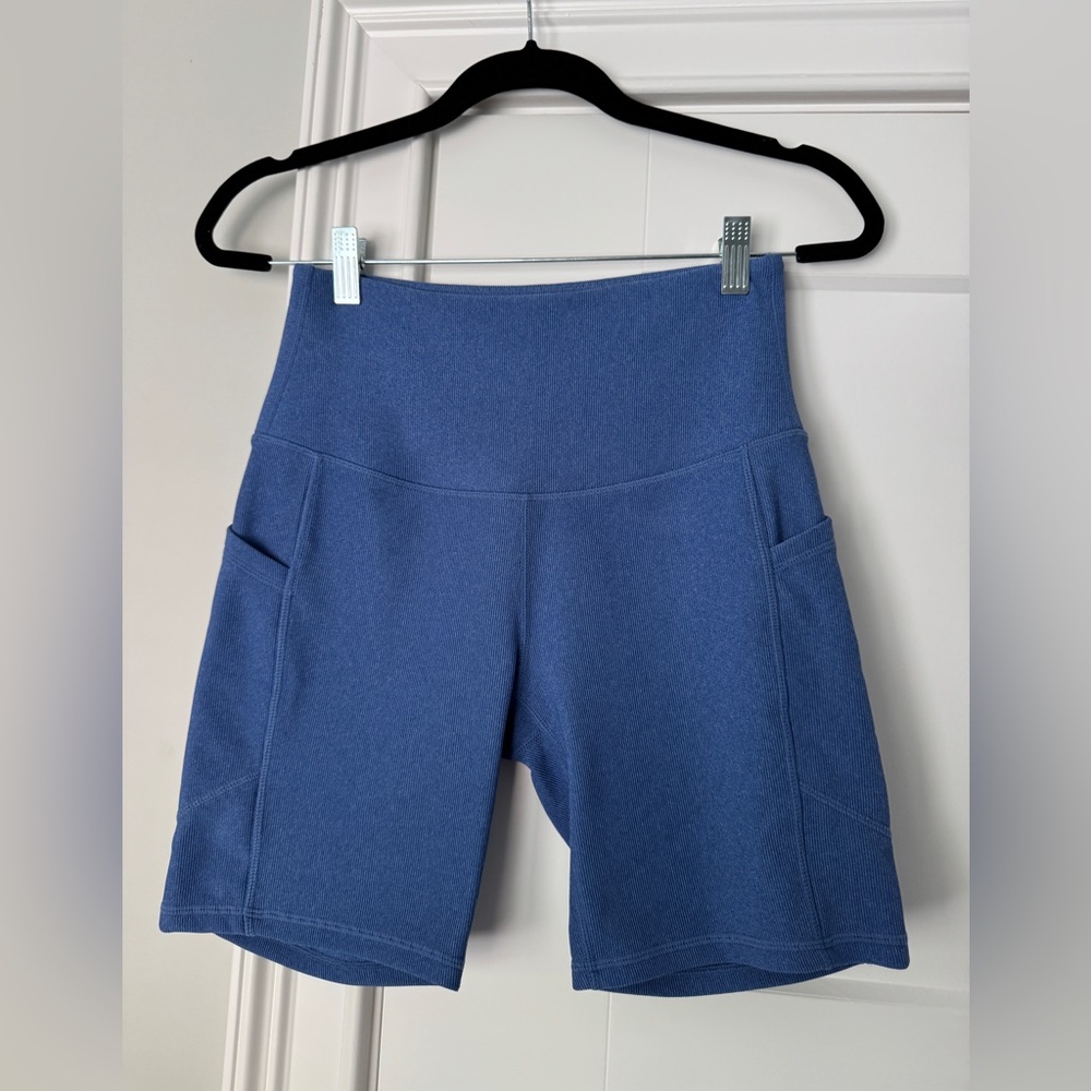 High-Rise Blue Ribbed Women's Performance Shorts with Side Pockets